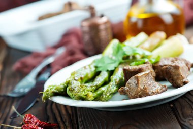 kuşkonmaz ile kızarmış karaciğer