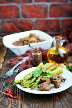 kuşkonmaz ile kızarmış karaciğer