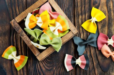 Ahşap kutusunda renk pişmemiş makarna