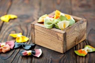 Ahşap kutusunda renk pişmemiş makarna