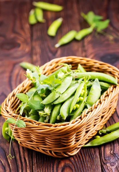 sepet içinde yeşil bezelye
