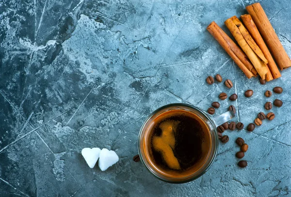 Café dans une tasse et bâtonnets de cannelle — Photo