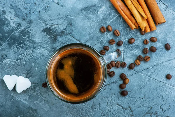 コーヒー カップとシナモンの棒 — ストック写真