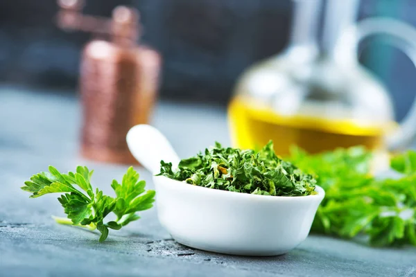Dry parsley in bowl — Stock Photo, Image