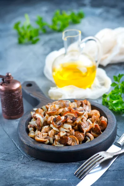 Cogumelos fritos para o jantar — Fotografia de Stock