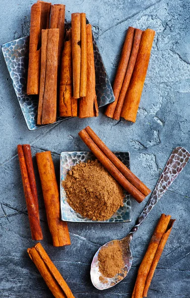 Canela seca y polvo — Foto de Stock