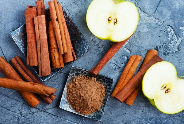 Hälfte Apfel und Zimt — Stockfoto