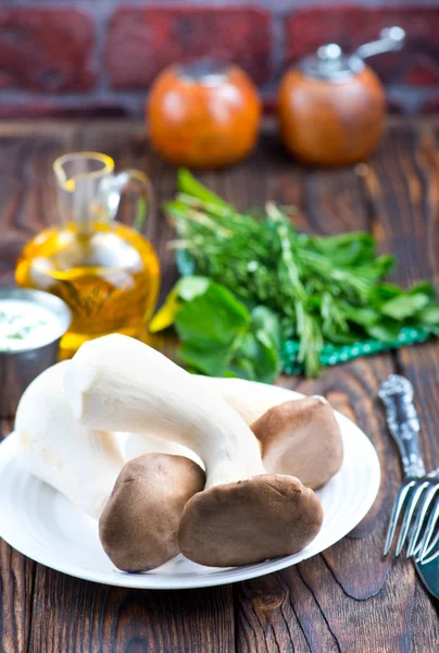 접시에 생 버섯 — 스톡 사진