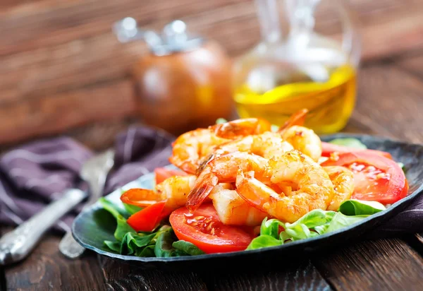 Salad with shrimps on plate — Stock Photo, Image