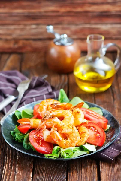 Salade met garnalen op plaat — Stockfoto