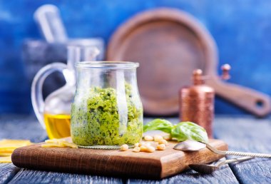 fesleğen pesto sos kavanoz içinde  