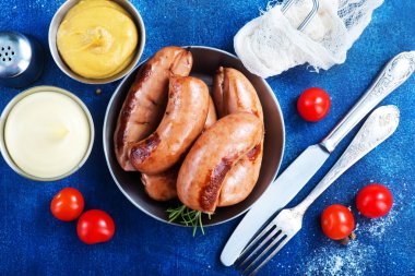 tavada kızarmış sosis