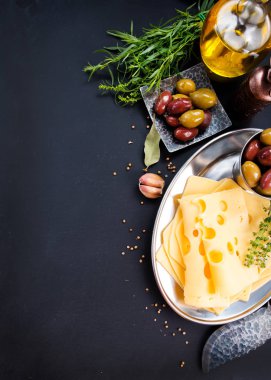 zeytin ve baharat ile peynir