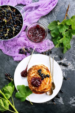 siyah kuş üzümü ile Pancakes 