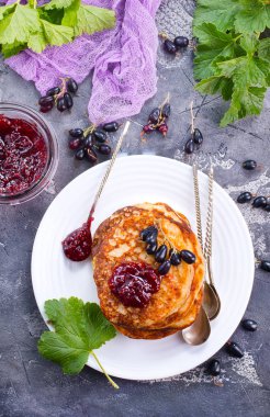 siyah kuş üzümü ile Pancakes 