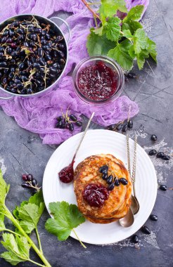 siyah kuş üzümü ile Pancakes 