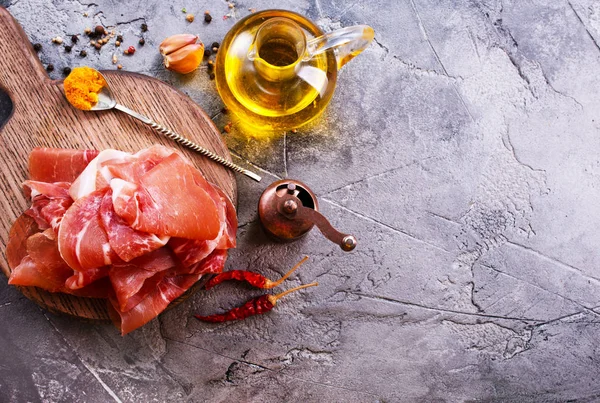 Tranches de prosciutto cruelles appétissantes — Photo