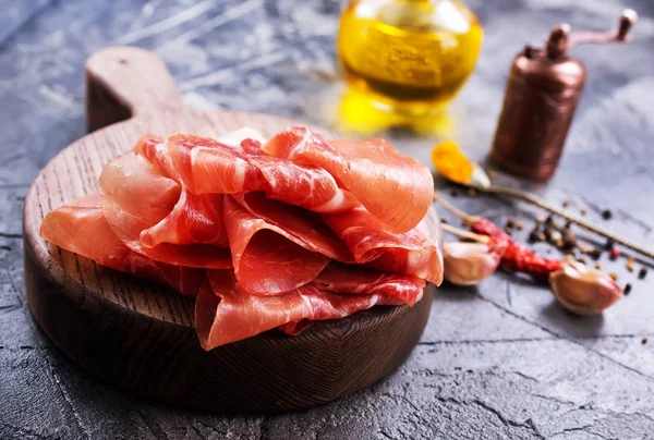 Pilha de prosciutto fatiado — Fotografia de Stock