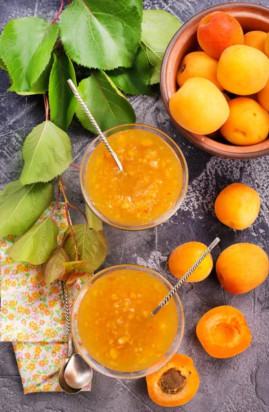 Selai aprikot dalam mangkuk — Stok Foto