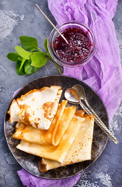 Pannkakor med sylt i skål — Stockfoto