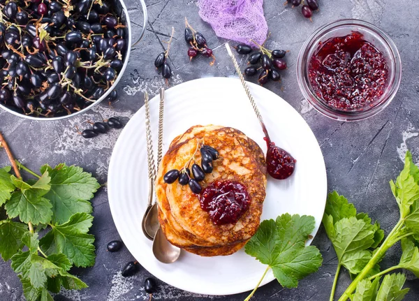 Panqueques con grosellas negras — Foto de Stock