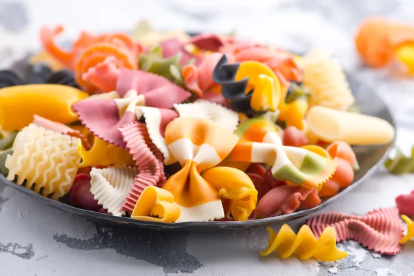 Pastas crudas en plato —  Fotos de Stock