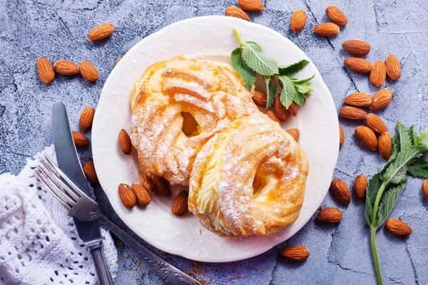 Anillos de pastelería con crema — Foto de Stock