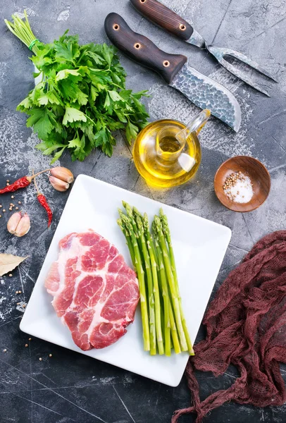 Carne cruda con asparagi — Foto Stock