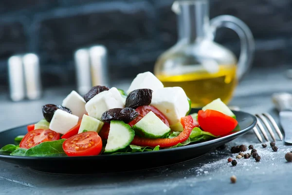 Griekse salade op plaat — Stockfoto