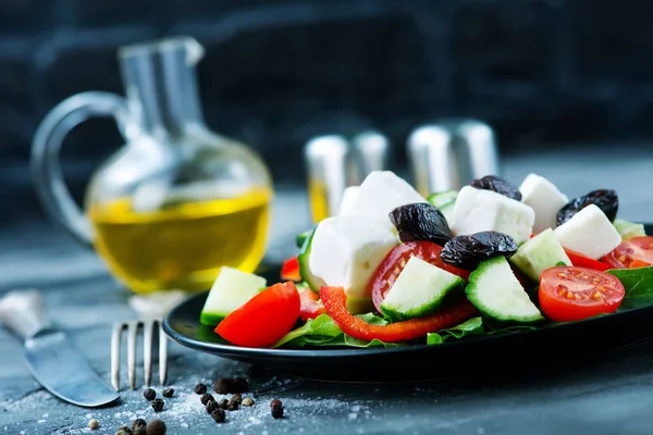 Griekse salade op plaat — Stockfoto