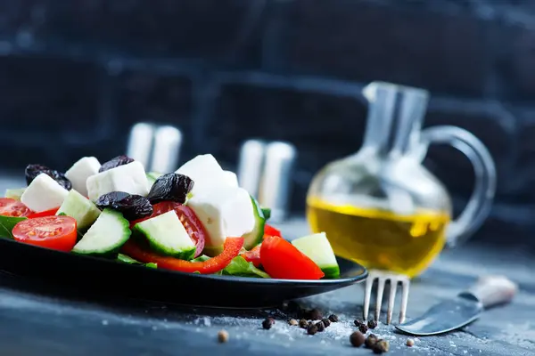 Griekse salade op plaat — Stockfoto