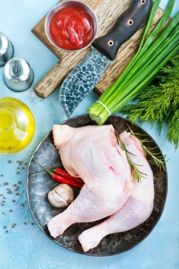 Çiğ tavuk bacağı. 