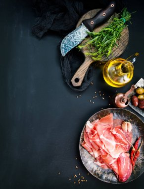 Prosciutto otlar ile plaka üzerinde