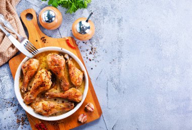 Kızarmış tavuk bacağı.