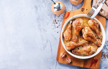 Kızarmış tavuk bacağı.