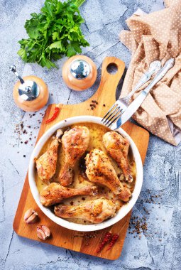 Kızarmış tavuk bacağı.