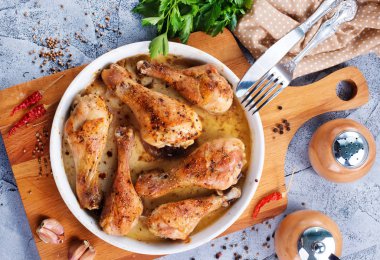 Kızarmış tavuk bacağı.