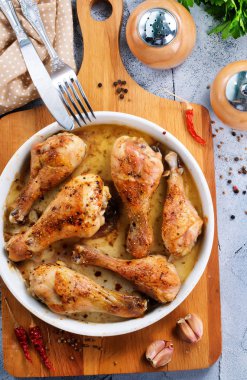 Kızarmış tavuk bacağı.