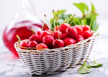 Sepette taze kirazlar