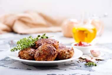 köfte plaka üzerinde otlar ile