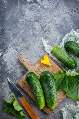 kesme tahtası üzerinde salatalık