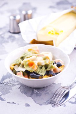 pasta plaka üzerine tereyağı ile