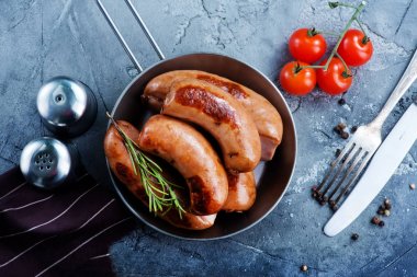 tavada kızarmış sosis