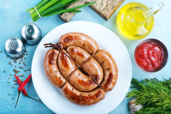 Embutidos alemanes en plato blanco — Foto de Stock