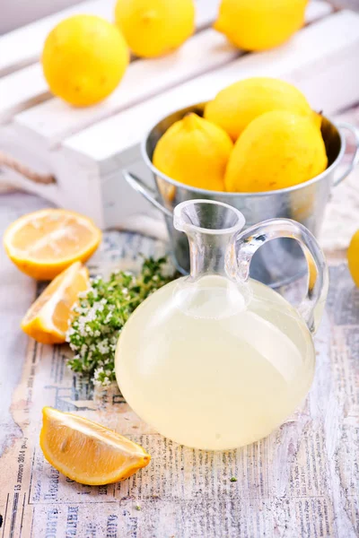 Свежий лимонный напиток — стоковое фото