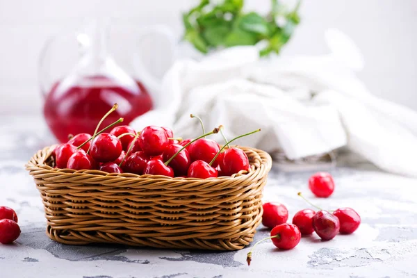 Cerises fraîches dans le panier — Photo