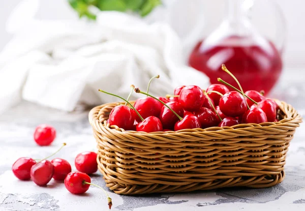 Cerises fraîches dans le panier — Photo