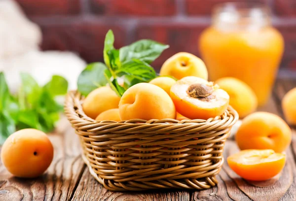 Fresh apricots in basket — Stock Photo, Image
