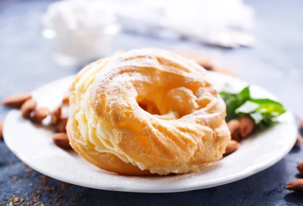 Pastry rings with cream — Stock Photo, Image