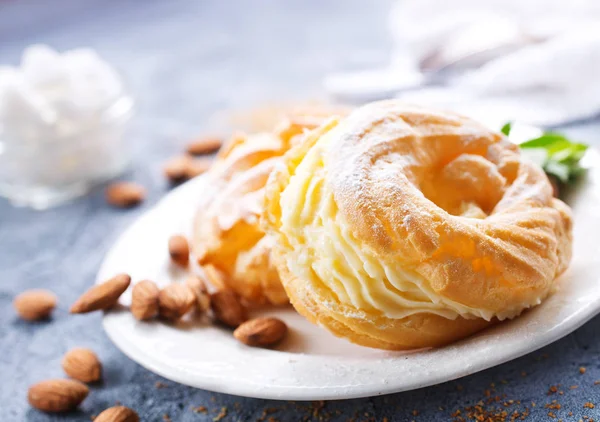 Pastry rings with cream — Stock Photo, Image